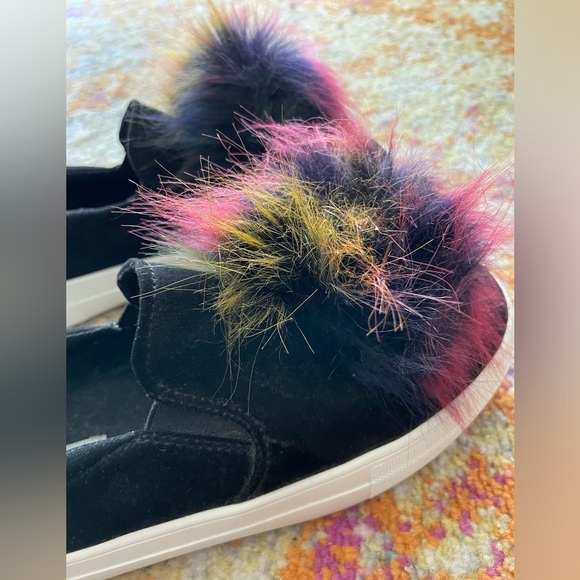 Steve Madden Faux Fur multicolored Pom Pom Slip on Sneakers - women’s size 9 - Picture 5 of 7